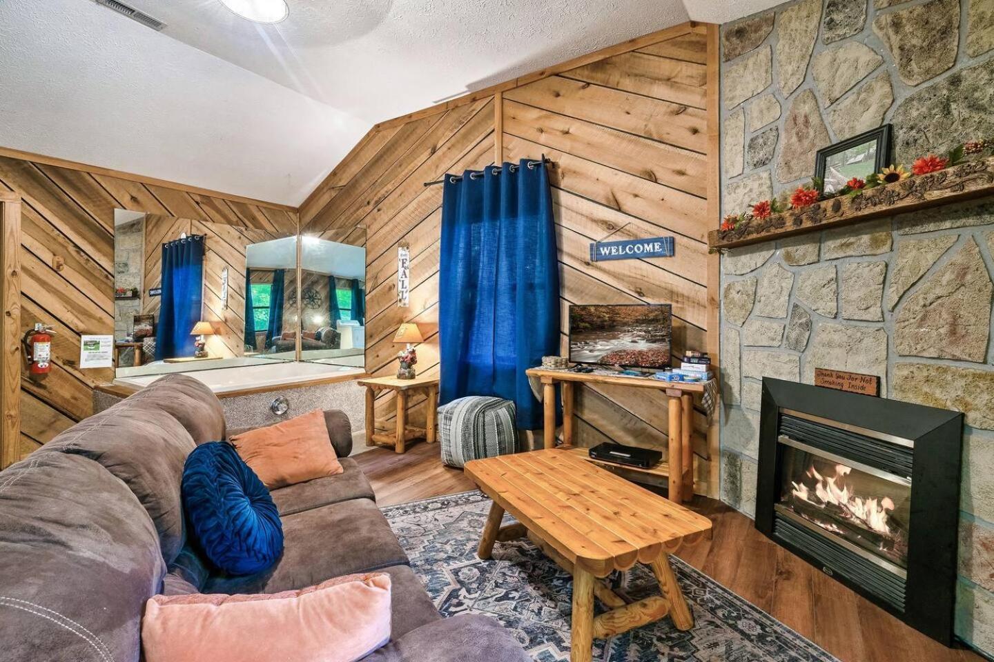 Romantic Mtn Cabin Hot Tub & Jacuzzi Views Sevierville Dış mekan fotoğraf